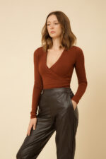 zenska viskozna bluza dugih rukava u braon boji sa V izrezom