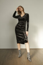 crna plisana midi haljina dugih rukava