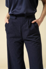 štofane pantalone širokih nogavica na pruge teget