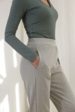 ZUMO FASHION pantalone u 6 boja od ponte rome rađene po meri. Elegantan cigaret kroj savršen je za poslovne prilike.