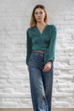 bluza dugih rukava na preklop od petrolej silk satena brend zumo