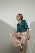 silk satenska bluza na preklop sa tri cetvrt rukavima, i tankom trakom za vezivanje