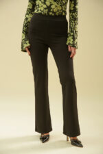 ZUMO FASHION pantalone od ponte rome rađene po meri. Elegantan kroj ravnih nogavica savršen je za poslovne prilike.