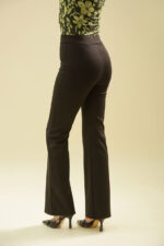 ZUMO FASHION pantalone od ponte rome rađene po meri. Elegantan kroj ravnih nogavica savršen je za poslovne prilike.
