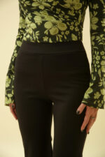 ZUMO FASHION pantalone od ponte rome rađene po meri. Elegantan kroj ravnih nogavica savršen je za poslovne prilike.