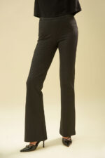ZUMO FASHION pantalone od ponte rome rađene po meri. Elegantan kroj ravnih nogavica savršen je za poslovne prilike.
