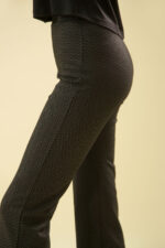 ZUMO FASHION pantalone od ponte rome rađene po meri. Elegantan kroj ravnih nogavica savršen je za poslovne prilike.