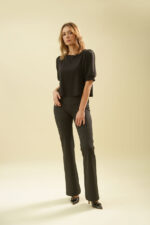 ZUMO FASHION pantalone od ponte rome rađene po meri. Elegantan kroj ravnih nogavica savršen je za poslovne prilike.