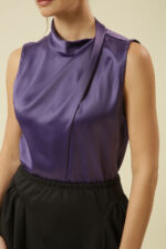 ZUMO FASHION bluza od satena rađena po meri. Može biti sa rukavima ili bez rukava po želji kupca. Elegantna asimetricna drapirana rolka savršena je za poslovne, ali i svečane prilike.