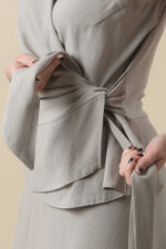 lanena bluza na preklop bez rukava pesak boje