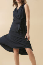 lanena bluza na preklop bez rugkava i lanena suknja A kroja teget boje