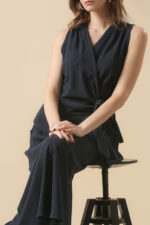 lanena bluza na preklop bez rugkava i lanene pantalone širokih nogavica teget boje