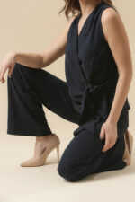 lanena bluza na preklop bez rugkava i lanene pantalone širokih nogavica teget boje