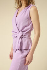 lanena bluza na preklop bez rukava lila boje