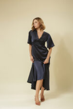 ZUMO FASHION satenska haljina sa V izrezom i lepršavim rukavima do lakta i sa asimetričnim donjim delom . Izrađena od satena, po meri. Savršena je za svečane prilike i letnje proslave.