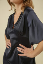 ZUMO FASHION satenska haljina sa V izrezom i lepršavim rukavima do lakta i sa asimetričnim donjim delom . Izrađena od satena, po meri. Savršena je za svečane prilike i letnje proslave.