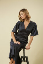 ZUMO FASHION satenska haljina sa V izrezom i lepršavim rukavima do lakta i sa asimetričnim donjim delom . Izrađena od satena, po meri. Savršena je za svečane prilike i letnje proslave.