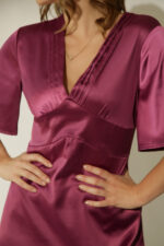 ZUMO FASHION satenska haljina sa V izrezom i lepršavim rukavima do lakta i sa asimetričnim donjim delom . Izrađena od satena, po meri. Savršena je za svečane prilike i letnje proslave.