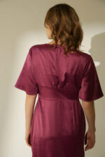 ZUMO FASHION satenska haljina sa V izrezom i lepršavim rukavima do lakta i sa asimetričnim donjim delom . Izrađena od satena, po meri. Savršena je za svečane prilike i letnje proslave.