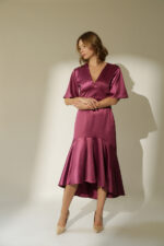 ZUMO FASHION satenska haljina sa V izrezom i lepršavim rukavima do lakta i sa asimetričnim donjim delom . Izrađena od satena, po meri. Savršena je za svečane prilike i letnje proslave.