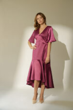 ZUMO FASHION satenska haljina sa V izrezom i lepršavim rukavima do lakta i sa asimetričnim donjim delom . Izrađena od satena, po meri. Savršena je za svečane prilike i letnje proslave.