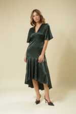 ZUMO FASHION satenska haljina sa V izrezom i lepršavim rukavima do lakta i sa asimetričnim donjim delom . Izrađena od satena, po meri. Savršena je za svečane prilike i letnje proslave.