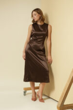 ZUMO FASHION haljina midi dužine. Izrađena od luksuznog, čvrstog satena, po meri. Savršena je za svečane prilike i letnje proslave.