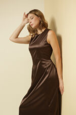 ZUMO FASHION haljina midi dužine. Izrađena od luksuznog, čvrstog satena, po meri. Savršena je za svečane prilike i letnje proslave.