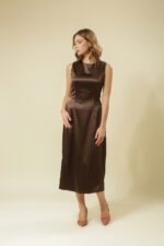 ZUMO FASHION haljina midi dužine. Izrađena od luksuznog, čvrstog satena, po meri. Savršena je za svečane prilike i letnje proslave.