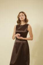 ZUMO FASHION haljina midi dužine. Izrađena od luksuznog, čvrstog satena, po meri. Savršena je za svečane prilike i letnje proslave.