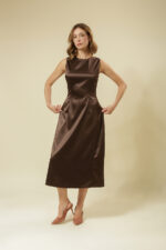 ZUMO FASHION haljina midi dužine. Izrađena od luksuznog, čvrstog satena, po meri. Savršena je za svečane prilike i letnje proslave.