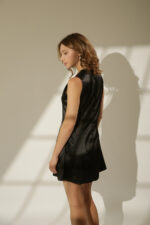 ZUMO FASHION haljina mini dužine. Izrađena od luksuznog, čvrstog satena, po meri. Savršena je za svečane prilike i letnje proslave.