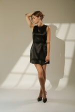 ZUMO FASHION haljina mini dužine. Izrađena od luksuznog, čvrstog satena, po meri. Savršena je za svečane prilike i letnje proslave.