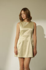 ZUMO FASHION haljina mini dužine. Izrađena od luksuznog, čvrstog satena, po meri. Savršena je za svečane prilike i letnje proslave.