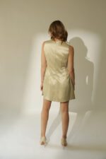 ZUMO FASHION haljina mini dužine. Izrađena od luksuznog, čvrstog satena, po meri. Savršena je za svečane prilike i letnje proslave.