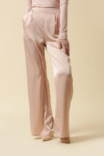 ZUMO FASHION pantalone od elegantnog satena sa ravnim širokim nogavicama su model koji možeš nositi tokom sezona. Lagane su i veoma prijatne za nošenje, savršene za svečane, ali i poslovne prilike i rađene po meri.