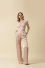 ZUMO FASHION pantalone od elegantnog satena sa ravnim širokim nogavicama su model koji možeš nositi tokom sezona. Lagane su i veoma prijatne za nošenje, savršene za svečane, ali i poslovne prilike i rađene po meri.