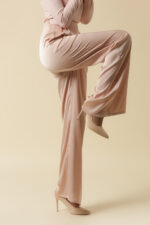 ZUMO FASHION pantalone od elegantnog satena sa ravnim širokim nogavicama su model koji možeš nositi tokom sezona. Lagane su i veoma prijatne za nošenje, savršene za svečane, ali i poslovne prilike i rađene po meri.