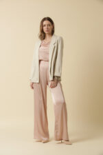 ZUMO FASHION pantalone od elegantnog satena sa ravnim širokim nogavicama su model koji možeš nositi tokom sezona. Lagane su i veoma prijatne za nošenje, savršene za svečane, ali i poslovne prilike i rađene po meri.