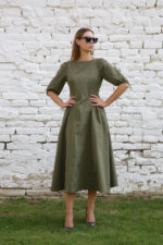 ZUMO FASHION maslinasta midi haljina od trenča rađena po meri. Elegantan A kroj i puf rukavi savršeni su za poslovne prilike.