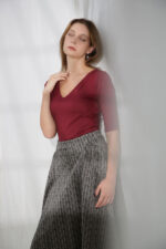 elegantna poslovna bordo viskozna ZUMO FASHION bluza uz telo sa v izrezom po meri