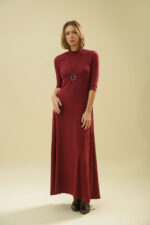 ZUMO FASHION bordo maxi haljina od viskoze rađena po meri - elegantan A kroj i polurolka savršeni su za poslovne prilike.