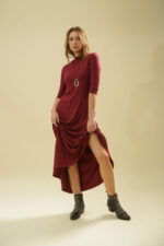 ZUMO FASHION bordo maxi haljina od viskoze rađena po meri - elegantan A kroj i polurolka savršeni su za poslovne prilike.