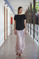 roze maksi elegantna satenska suknja a kroja ZUMO po meri